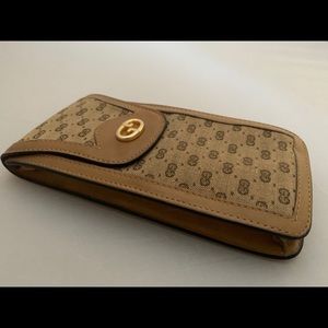 SOLD SOLD SOLDAUTHENTIC GUCCI VINTAGE SIGNATURE  GLASS CASE